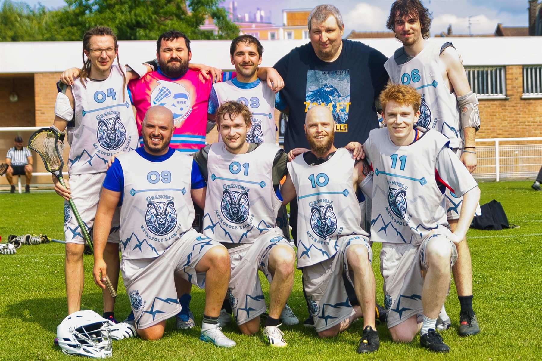 Groupe de joueurs Grenoble Lacrosse sur le terrain.