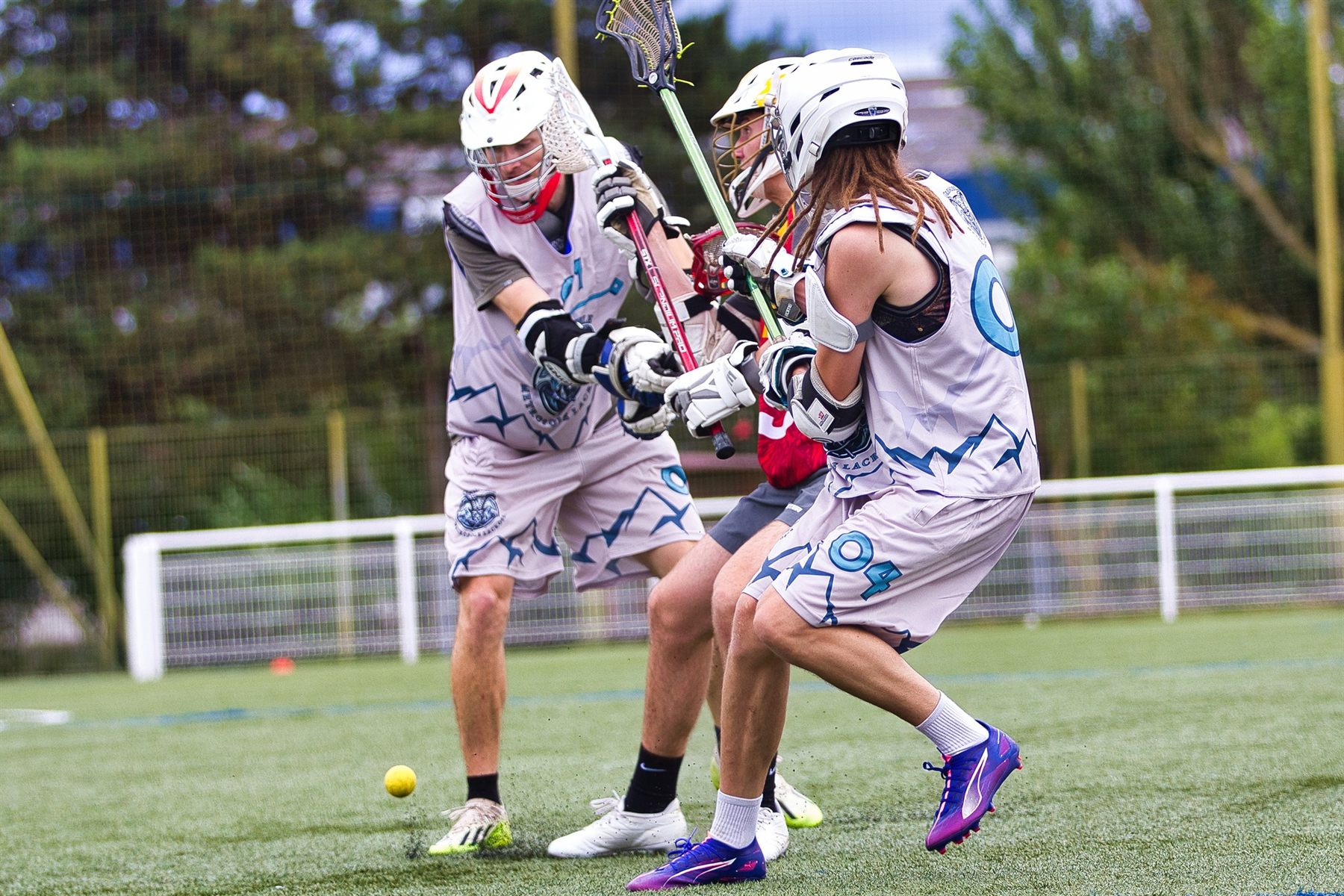 Joueurs de Grenoble Lacrosse en action à l’entraînement.
