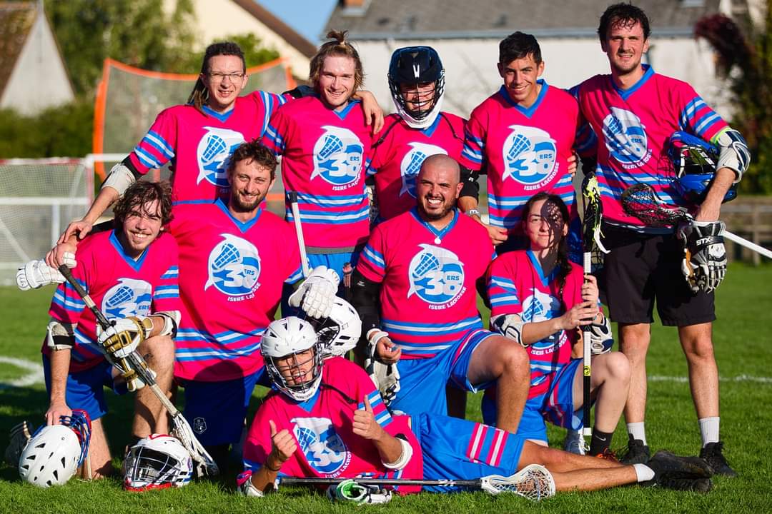 Groupe de joueurs Isere Lacrosse sur un terrain.