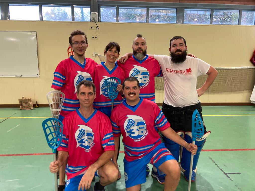 Équipe Isere Lacrosse réunie avec des crosses d’Intercrosse