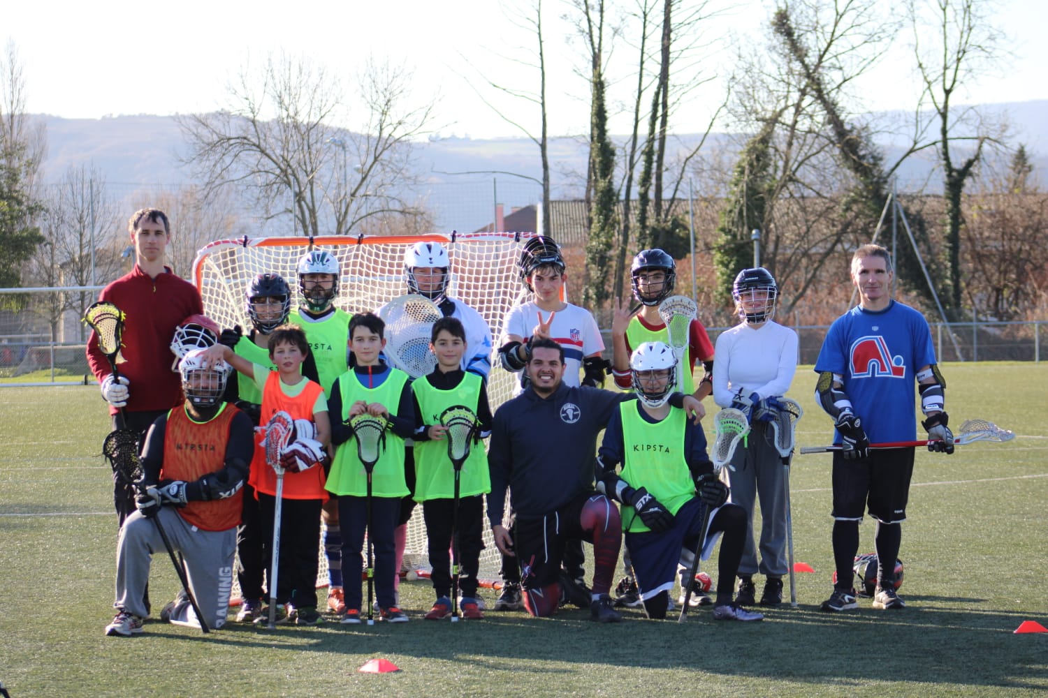 Groupe de jeunes et adultes réunis pour découvrir le lacrosse